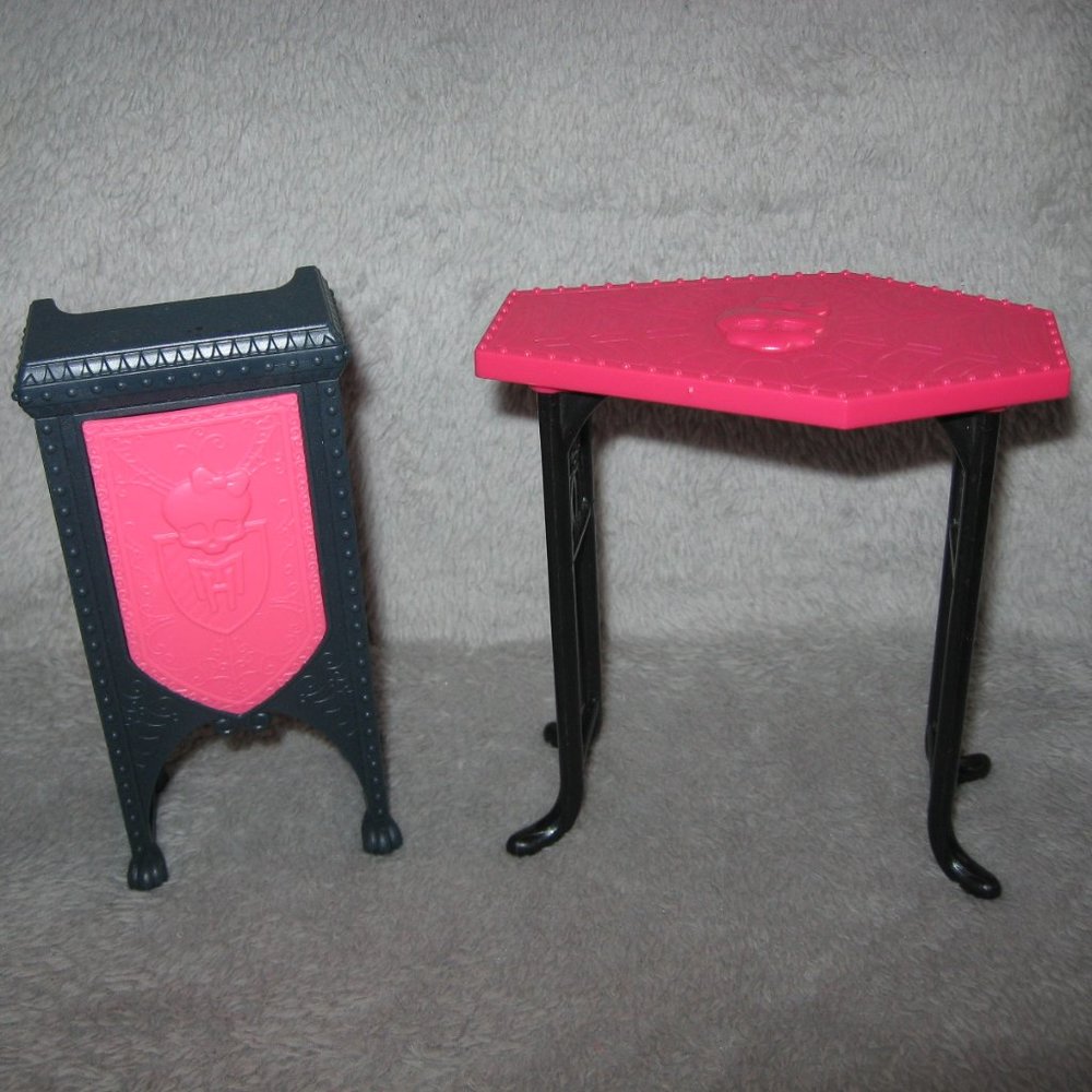Monster High Playset furniture ~ Lot of table and podium